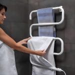 Termoarredo elettrico coreografica Scaldasalviette elettrico installato a muro con asciugamano