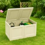 Cassapanca Paluplus angora in plastica effetto legno ambientata in giardino