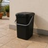 Pattumiera nera 14 litri posizionata all’esterno su terrazzo