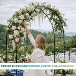 Version 1.0.0 Arco da giardino in metallo allestito con fiori per matrimonio in location all’aperto