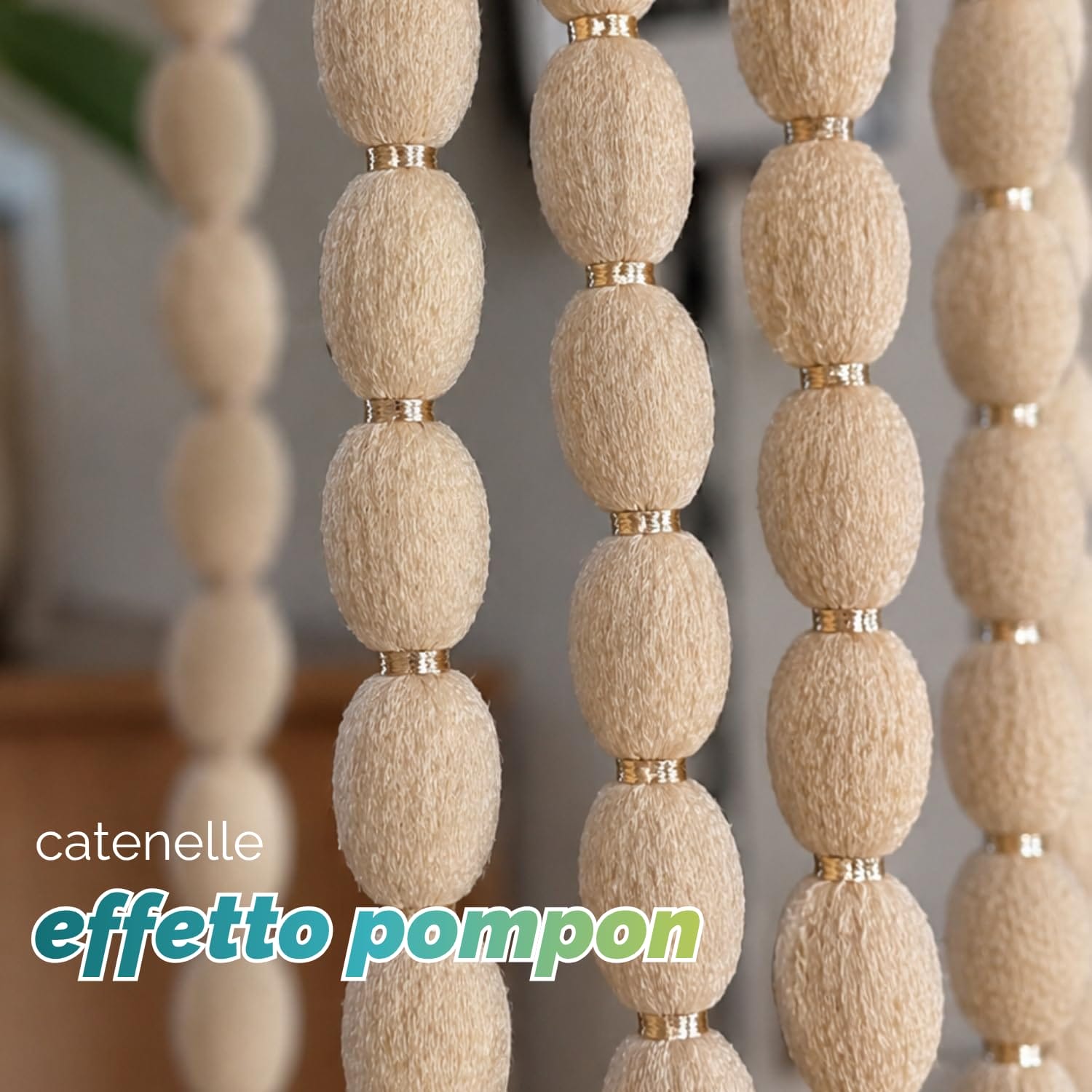 Dettaglio catenelle beige effetto pompon intrecciato