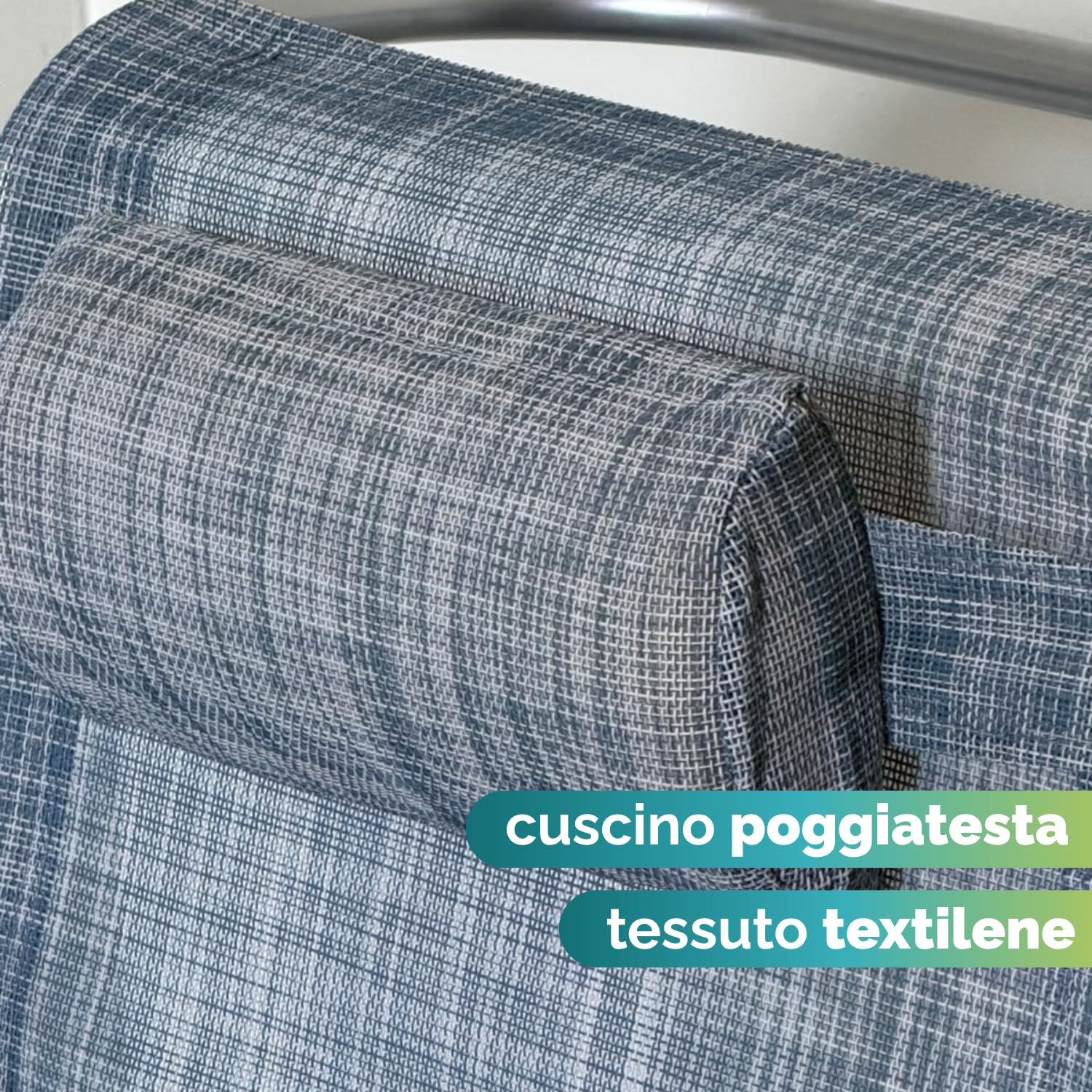 Primo piano del cuscino poggiatesta e dello schienale azzurro in tessuto Textilene intrecciato