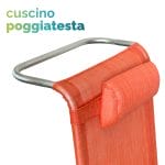 Sedia da spiaggia con cuscino poggiatesta incluso Dettaglio del cuscino poggiatesta arancione fissato allo schienale in Textilene della sedia da spiaggia