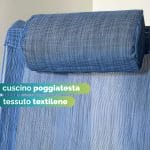 Spiaggina blu in Textilene con cuscino poggiatesta Primo piano del cuscino poggiatesta blu e dello schienale in tessuto Textilene della spiaggina
