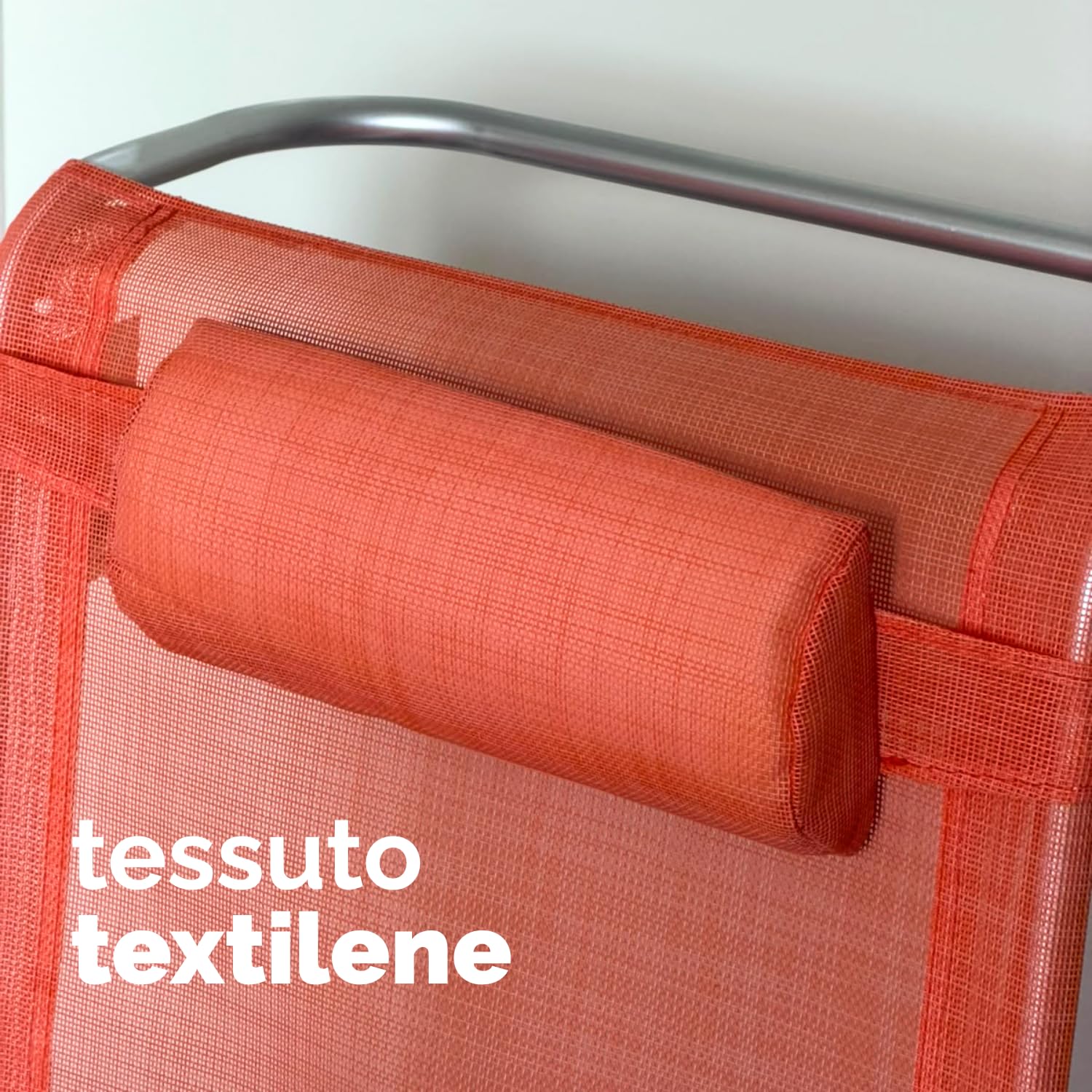 Sedia da mare in Textilene facile da pulire Primo piano dello schienale arancione in tessuto Textilene con cuscino poggiatesta coordinato