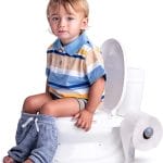 vasino-educativo-batteria Bambino seduto su vasino educativo Dolu bianco, ideale per imparare a usare il WC