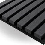 Dettaglio pannello fonoassorbente effetto legno nero Primo piano delle doghe effetto legno nero su pannello fonoassorbente con supporto acustico in PET nero