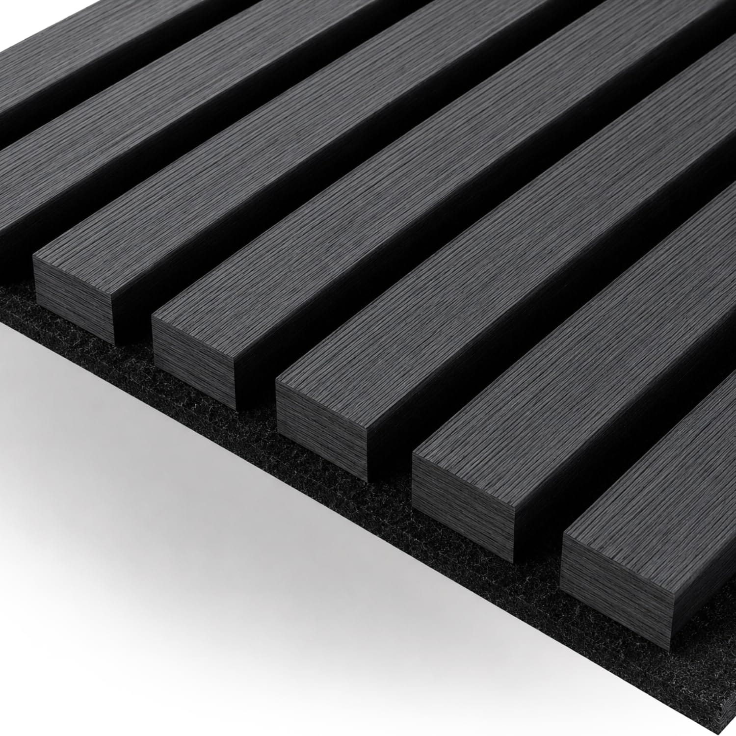 Dettaglio pannello fonoassorbente effetto legno nero Primo piano delle doghe effetto legno nero su pannello fonoassorbente con supporto acustico in PET nero