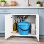 ambientata-bidoncino-sottolavello-color-azzurro pattumiera sottolavello azzurra 18L per cucina compatta e salvaspazio