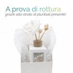 profumatore comunione imballaggio Profumatore per ambienti in ceramica bianca con fiore decorativo e bastoncini, inserito in scatola con protezione in pluriball.