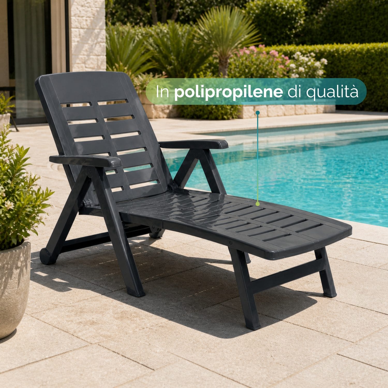 sdraio antracite materiale Sdraio prendisole antracite in polipropilene di qualità posizionata a bordo piscina.