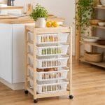 ambientata-carrello-cucina Carrello frutta e verdura in legno con cestelli estraibili in cucina
