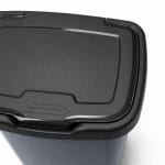 Dettaglio coperchio pattumiera cucina con superficie anti impronta e design moderno anti odori