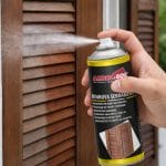 Spray Rinnova Serramenti Ambro-Sol in uso su persiane in legno per ravvivare il colore