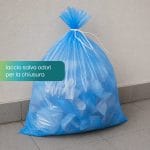 Sacco rifiuti blu con laccio salva odori e chiusura resistente