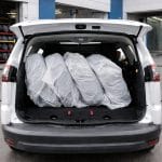 sacchi pneumatici coreografica Pneumatici avvolti in sacchi protettivi in plastica trasparente nel bagagliaio dell’auto