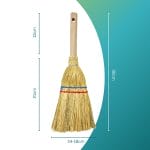 Misure scopa in saggina con manico in legno: lunghezza totale 36 cm e larghezza setole 14-16 cm