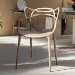 Sedia Twist tortora ambientata in soggiorno moderno con design elegante e struttura resistente