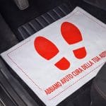 tappetini auto creogafica 2 Tappetino carta auto pulito con impronte rosse