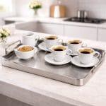 tazzine bianche con piattino 80ml vassoio Tazzine caffè bianche con piattino 80 ml servite su vassoio