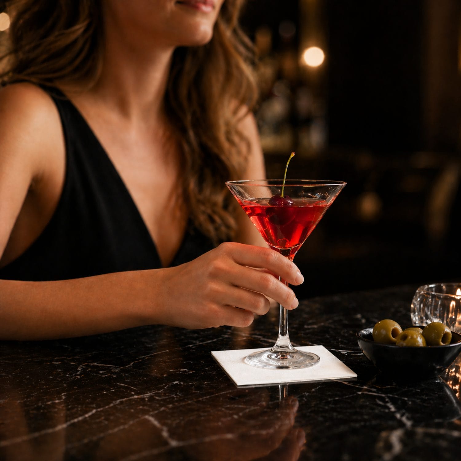 tovagliolini cocktail bianchi Cocktail su tovagliolino bianco in bar elegante