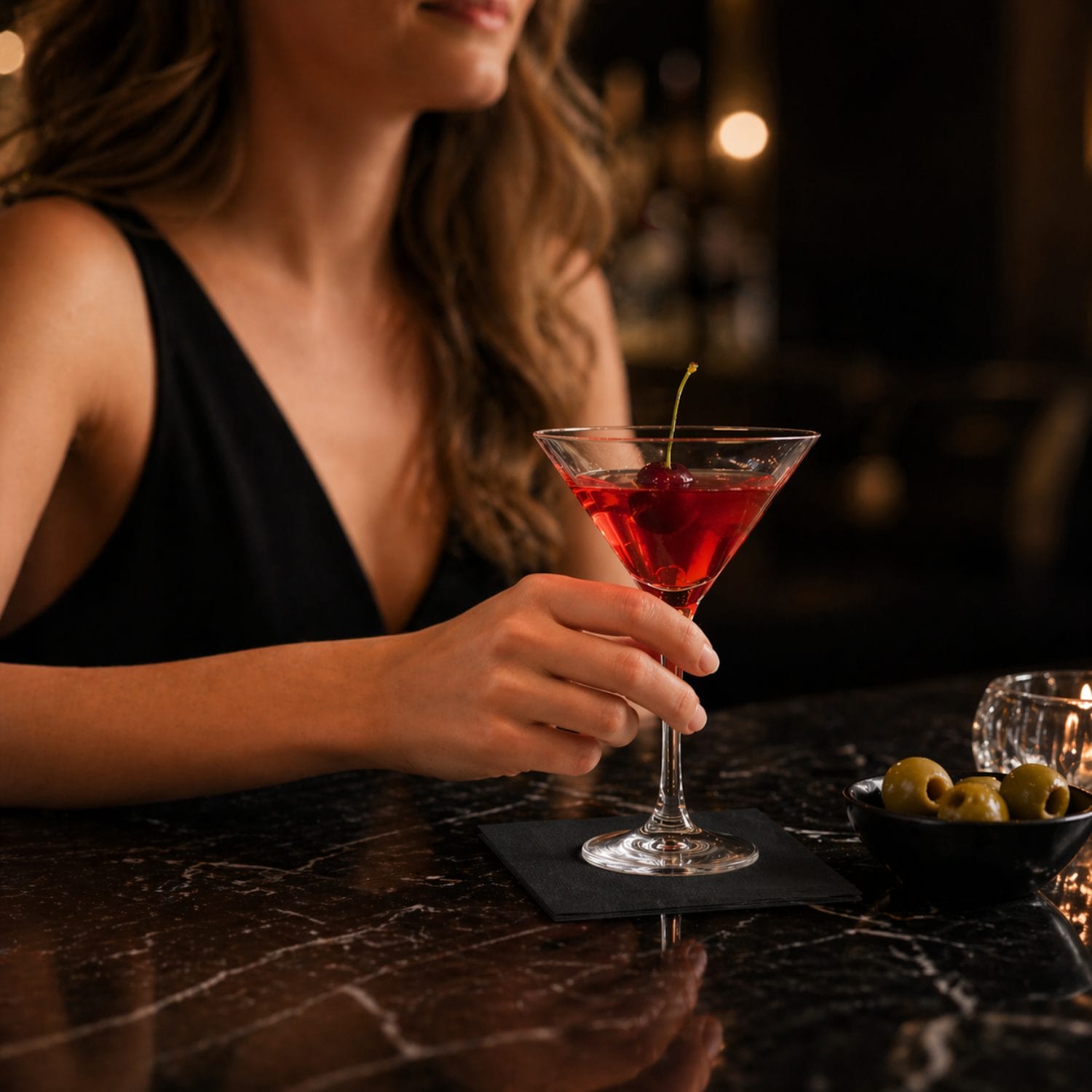tovagliolini cocktail neri Cocktail su tovagliolino nero in carta doppio velo per bar elegante