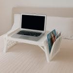 Vassoio da letto bianco con supporto laptop e portariviste, ideale per lavorare a letto