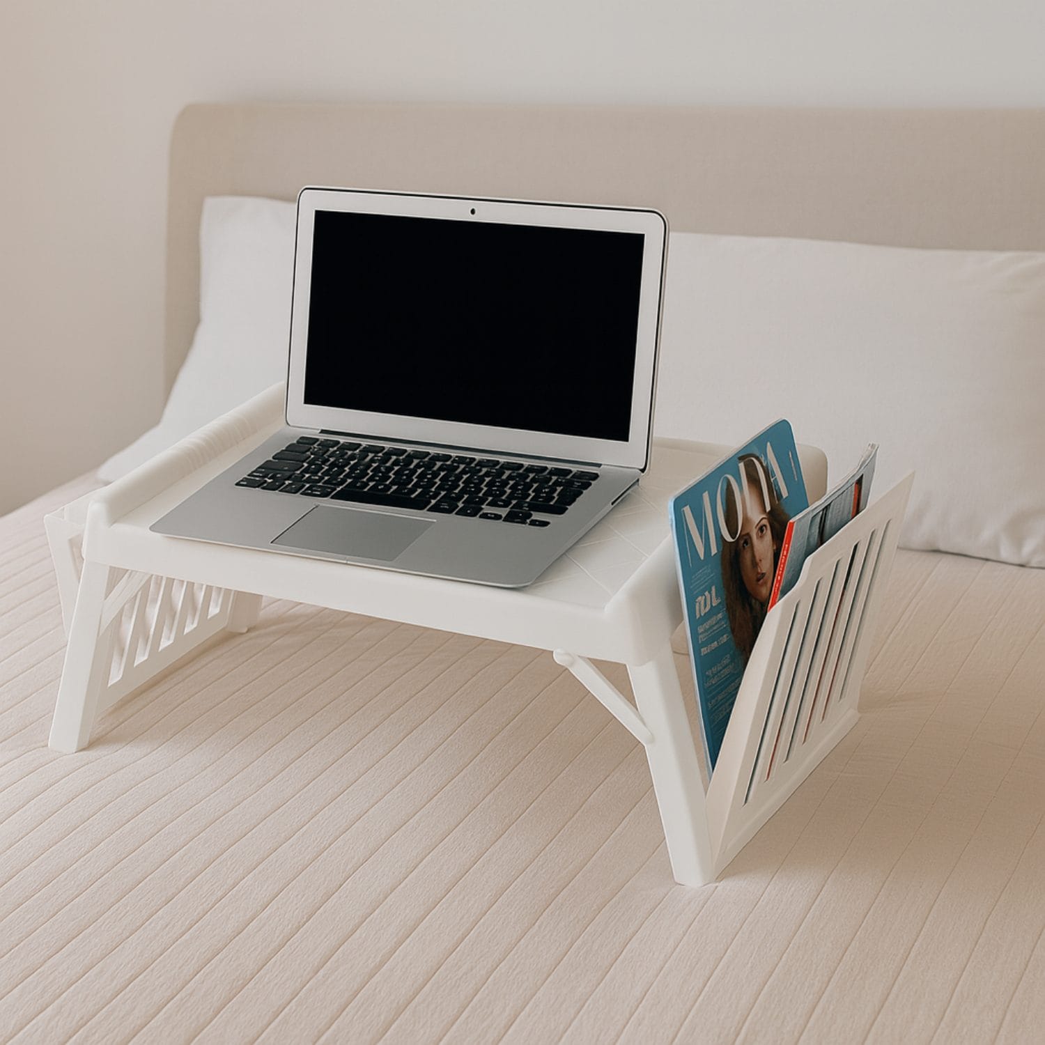 Vassoio da letto bianco con supporto laptop e portariviste, ideale per lavorare a letto